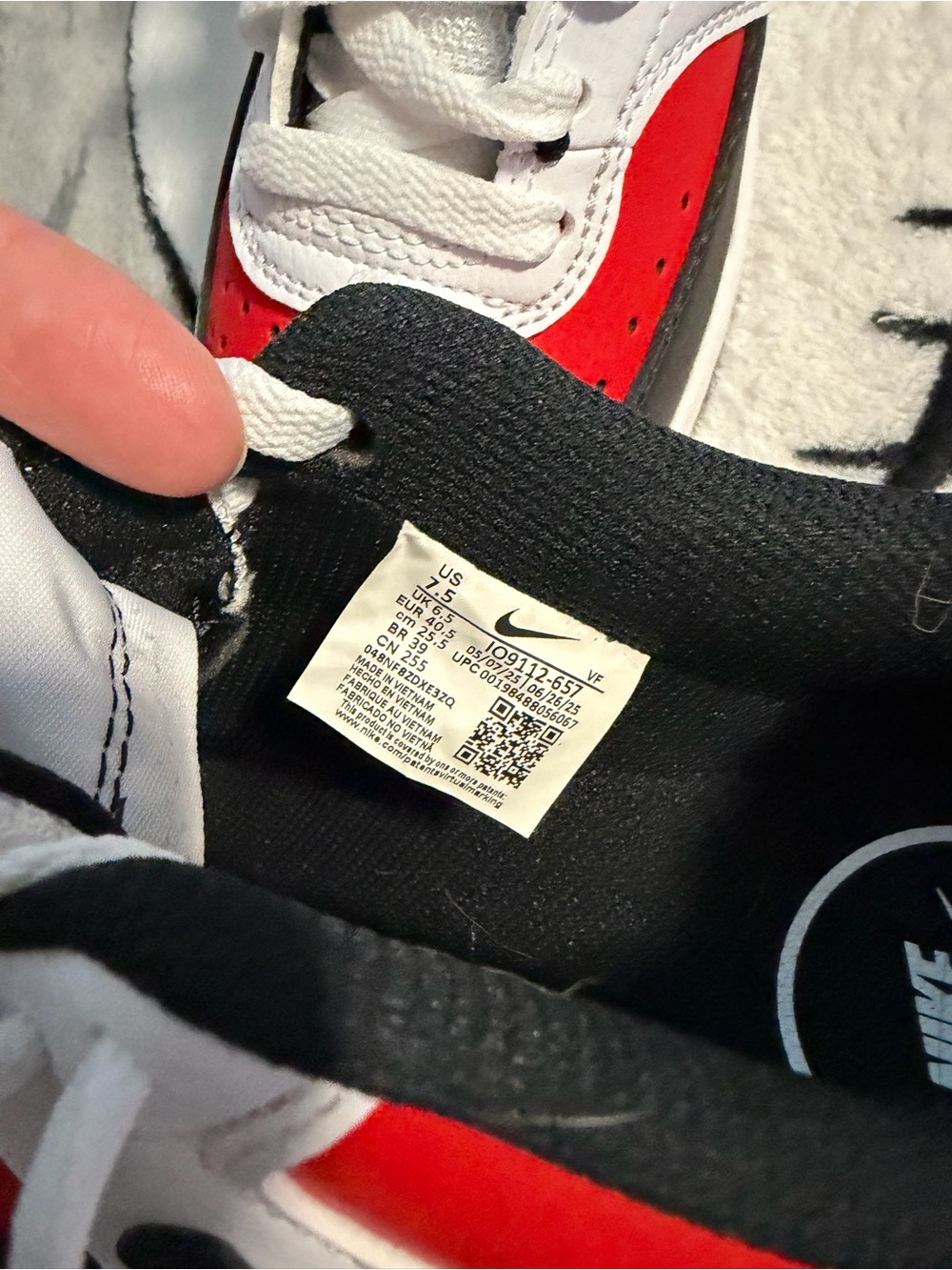Nike Kids White, Red and Black Low-Top Sneakers